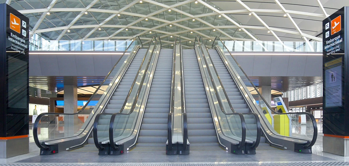 Escaleras mecnicas del interior del Aeropuerto Internacional de Ezeiza. Foto: Aeropuertos Argentina 2000